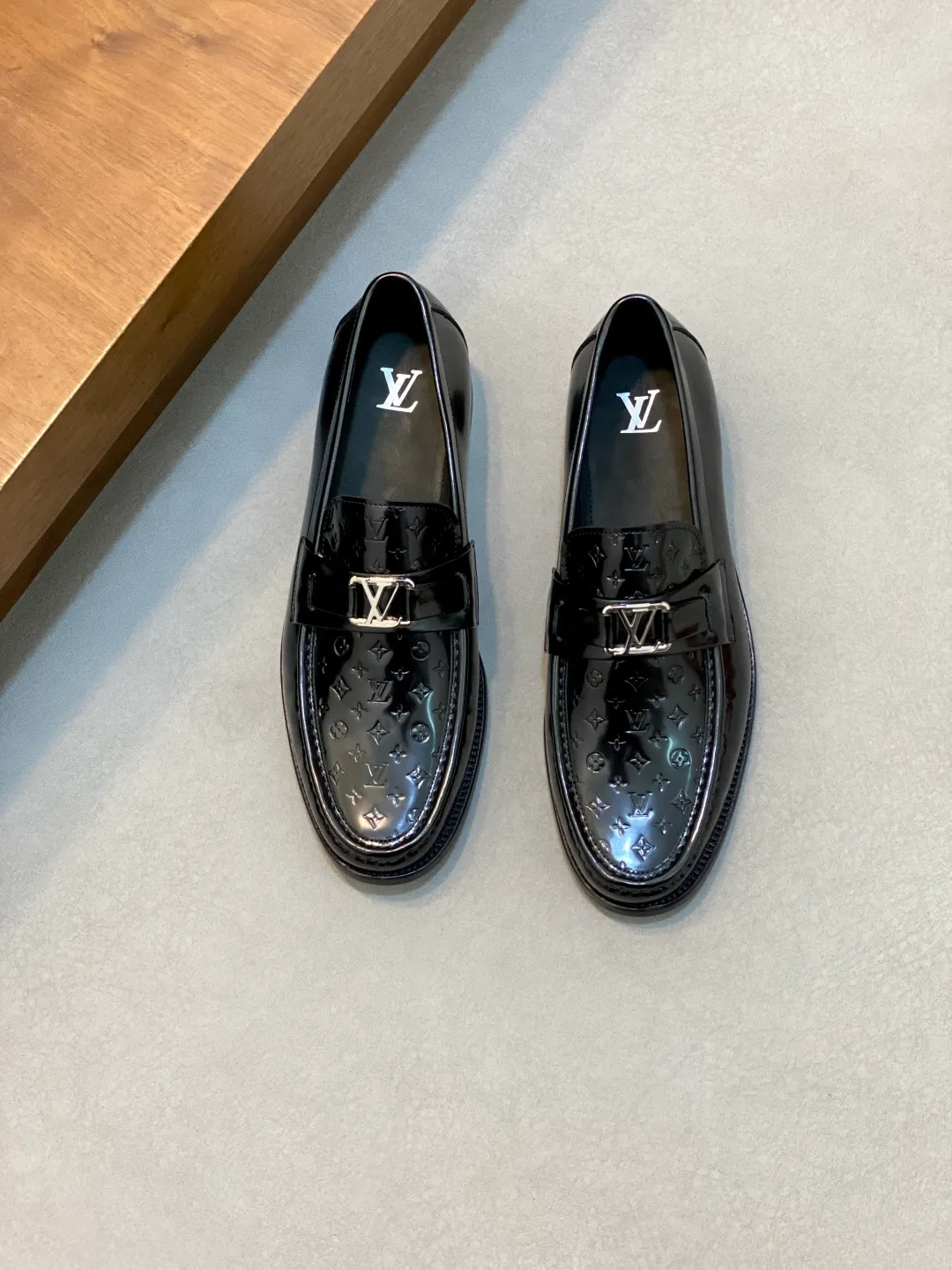 💰920 LV GLOVE slip-on loafers, top quality products produced in Guangzhou, ready for sale! These LV Glove loafers are made of selected soft crystal sheep leather. The leather surface has a slightly wrinkled texture and a very high-end texture. Each pair is unique. The leather surface is light and soft, with a delicate texture and good luster. It is a classic loafer style, with exquisite handmade mark stitching on the toe, and a square toe configuration to highlight the classic style. The horizontal band has hot-printed LV three-dimensional letters, semi-solid handcrafts and a genuine leather outsole, and a rubber patch on the heel to create wear-resistant performance and comfort. One of the must-have loafers for men! Comes with full original packaging! Code number: 39-40-41-42-43-44 (45 customized) standard leather shoe code